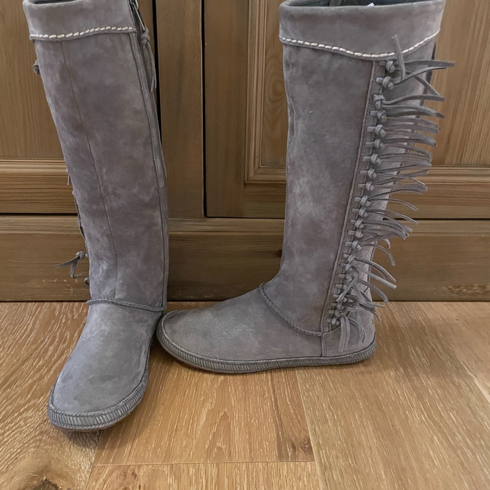 Ugg 6 1/2 gray suede fringe boots zipper so comfortable! Excellent condition